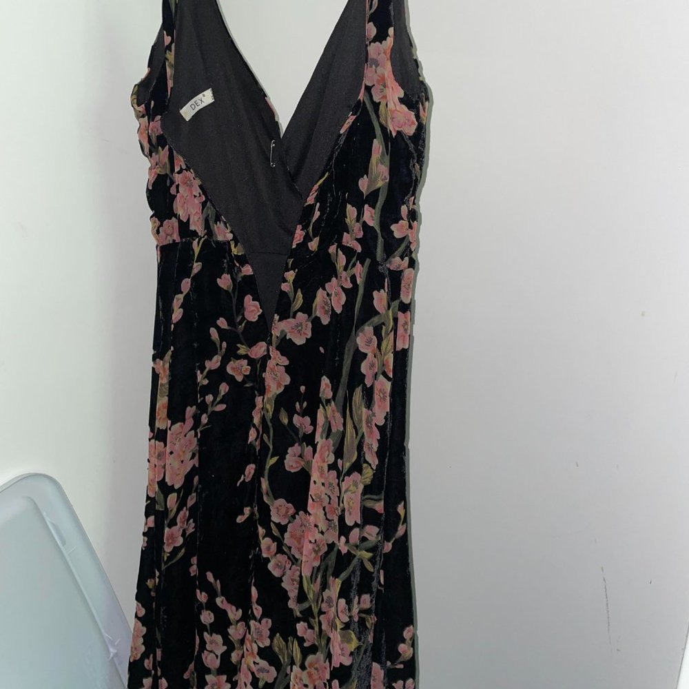 Timeless Velvet Flower Dress - Picture 4 of 4